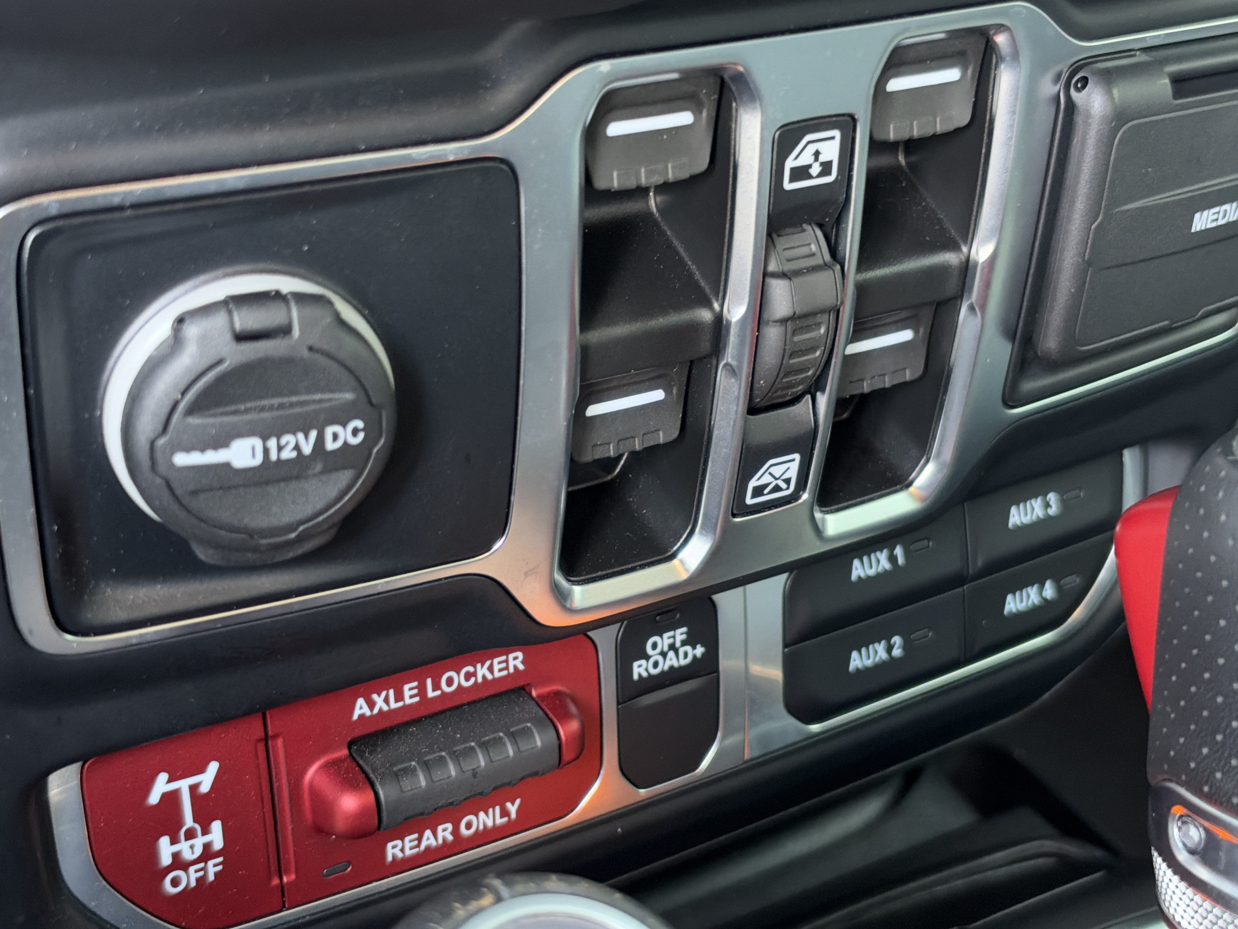 Used 2024 Jeep Gladiator Mojave AWD/4WD image 38
