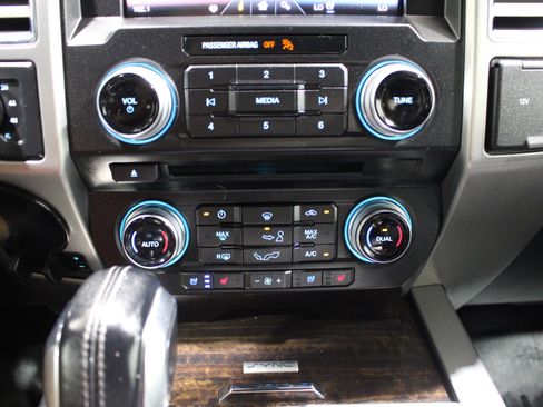 Used 2015 Ford F150 Platinum w/ Equipment Group 701A Luxury AWD/4WD image 17