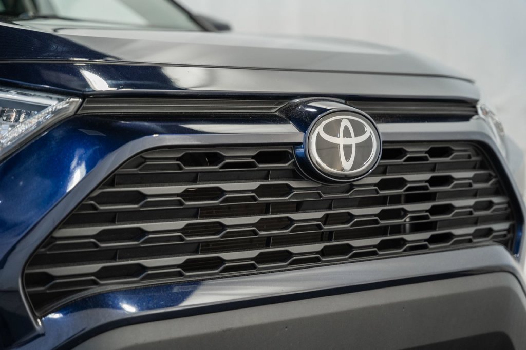 Used 2021 Toyota RAV4 XLE Premium FWD image 10