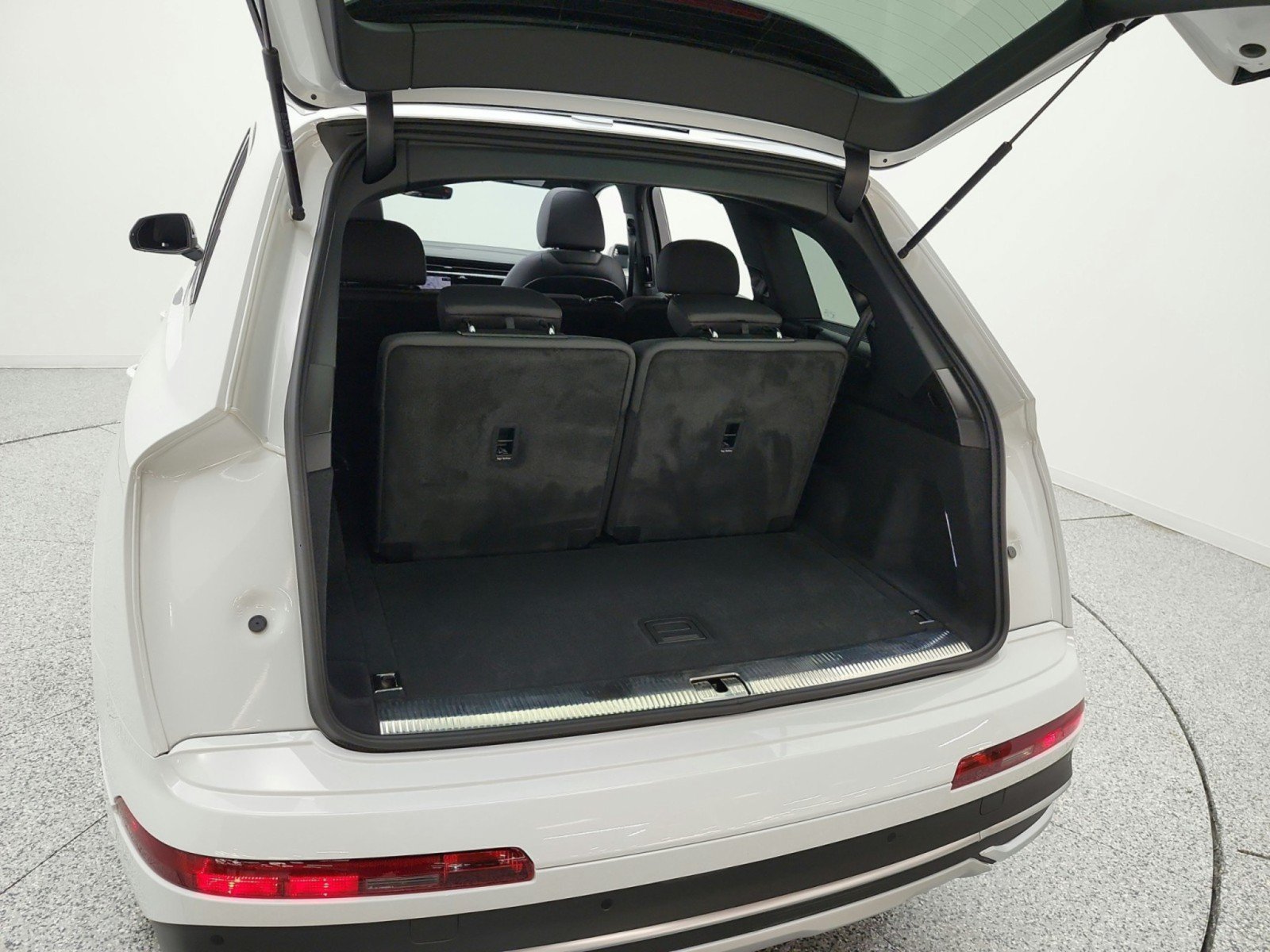 Used 2023 Audi Q7 3.0T Premium AWD/4WD image 30