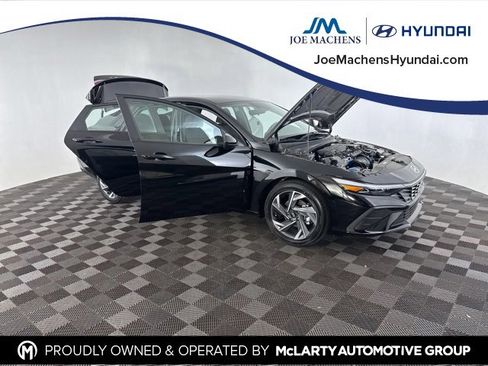 Certified 2025 Hyundai Elantra Sport image 14