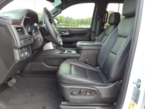 Used 2024 Chevrolet Tahoe Z71 w/ Luxury Package AWD/4WD image 3