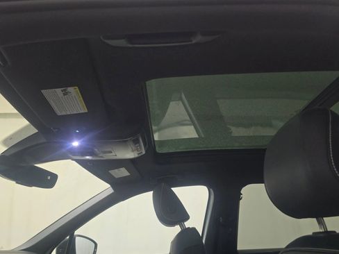 Used 2023 Volkswagen Tiguan SE R-Line image 8