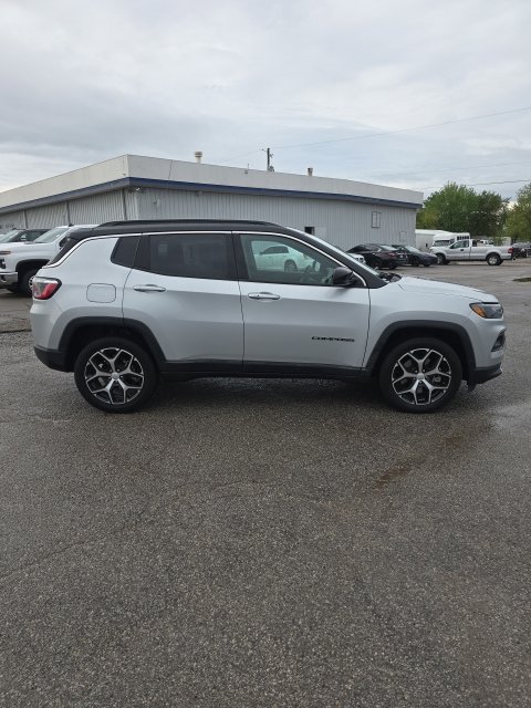 Used 2024 Jeep Compass Limited AWD/4WD image 2