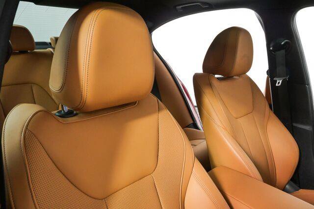 Used 2024 BMW 330i Sedan w/ Convenience Package RWD image 23