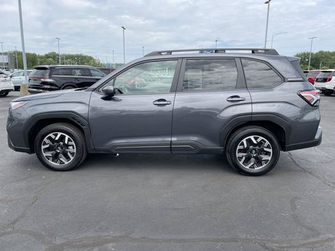Used 2025 Subaru Forester Premium AWD/4WD image 2