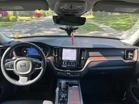 Used 2023 Volvo XC60 B5 Plus w/ Climate Package AWD/4WD image 2
