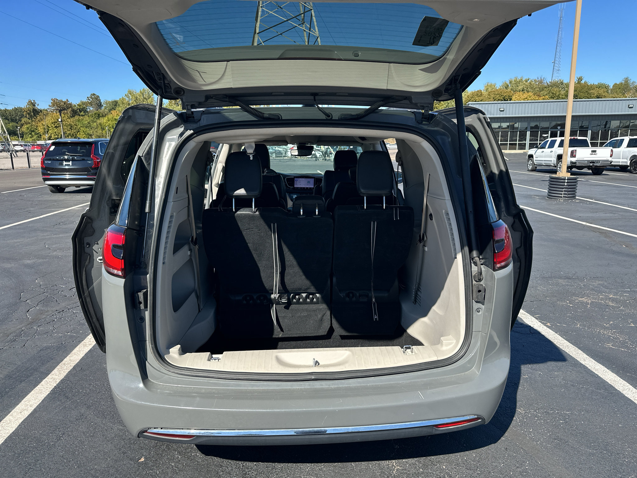 Used 2022 Chrysler Pacifica Touring-L FWD image 17