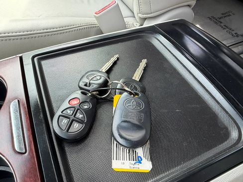 Used 2013 Toyota Sienna XLE FWD image 29