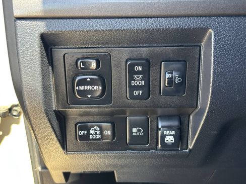 Used 2019 Toyota Tundra SR5 w/ SR5 Convenience Package RWD image 32