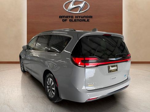 Used 2021 Chrysler Pacifica Touring-L FWD image 4