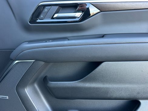 Certified 2025 Chevrolet Suburban High Country image 21