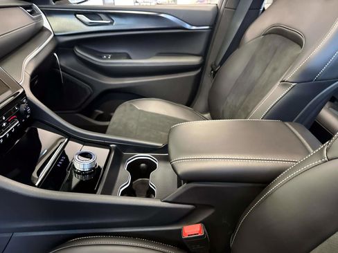 New 2025 Jeep Grand Cherokee Altitude image 12