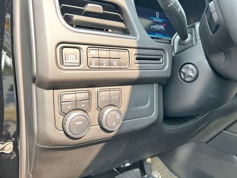 Used 2024 Chevrolet Suburban Z71 w/ Luxury Package image 18