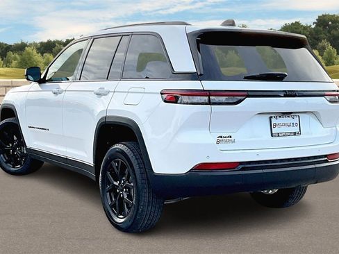 New 2025 Jeep Grand Cherokee Laredo image 3