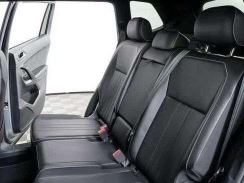 Certified 2023 Volkswagen Tiguan SE R-Line image 15