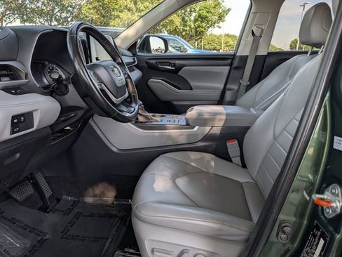 Used 2023 Toyota Highlander XLE AWD/4WD image 27