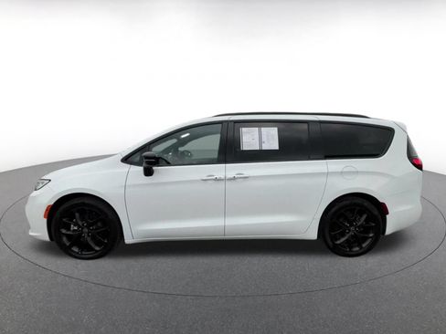 Used 2025 Chrysler Pacifica Limited FWD image 9