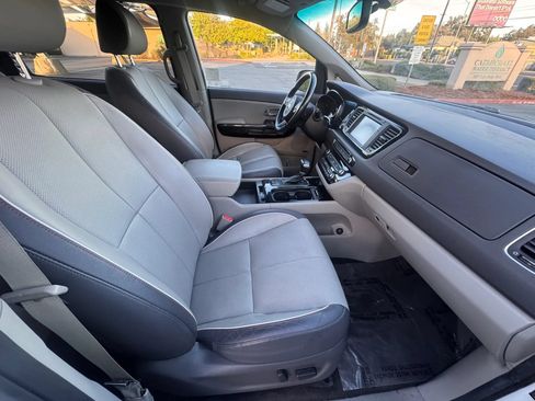 Used 2018 Kia Sedona SX FWD image 12