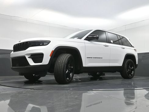 Used 2023 Jeep Grand Cherokee Altitude RWD image 28