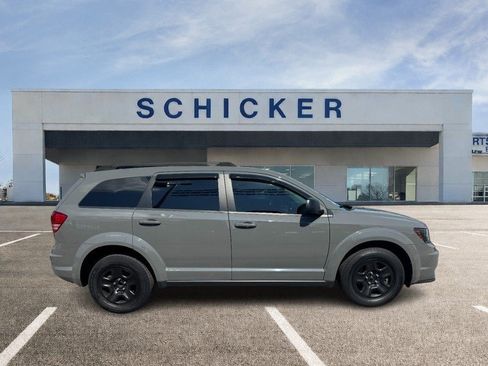 Used 2020 Dodge Journey SE w/ Blacktop Package FWD image 2