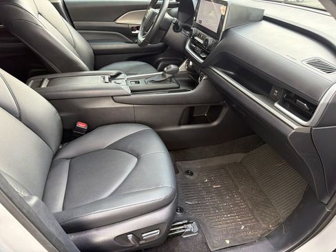 Used 2025 Toyota Grand Highlander FWD image 11