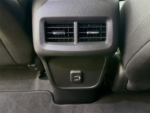 Used 2022 Chevrolet Equinox LT image 25