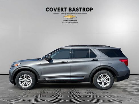 Used 2024 Ford Explorer XLT image 3