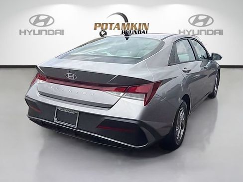 Used 2024 Hyundai Elantra SE FWD image 5