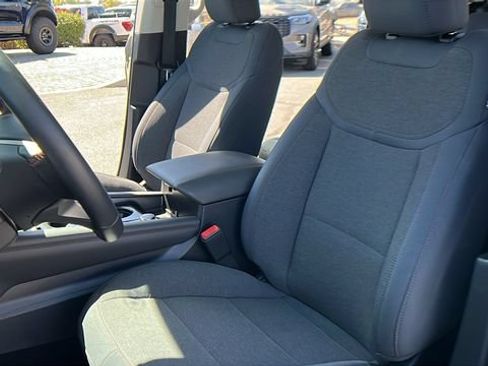 Used 2025 Ford Explorer Active RWD image 18