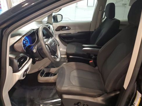 Used 2017 Chrysler Pacifica Touring FWD image 11