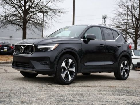 Certified 2025 Volvo XC40 B5 Plus image 3