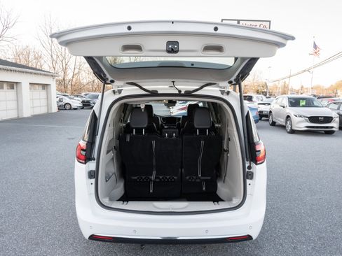 Used 2024 Chrysler Pacifica Touring-L image 21