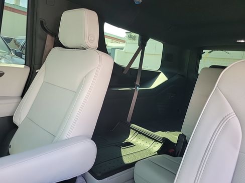 Used 2025 Chevrolet Suburban Premier w/ Sun And Tow Package RWD image 18