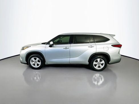 Used 2021 Toyota Highlander LE FWD image 4