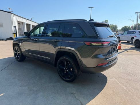 Used 2024 Jeep Grand Cherokee Limited w/ Black Appearance Package AWD/4WD image 28