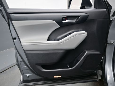 Used 2025 Toyota Highlander XLE image 9