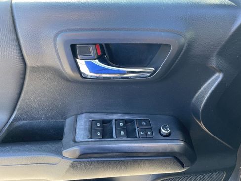 Used 2018 Toyota Tacoma TRD Off-Road image 12