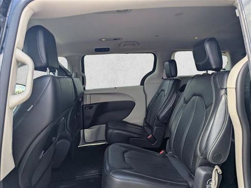Used 2023 Chrysler Pacifica Touring-L FWD image 13