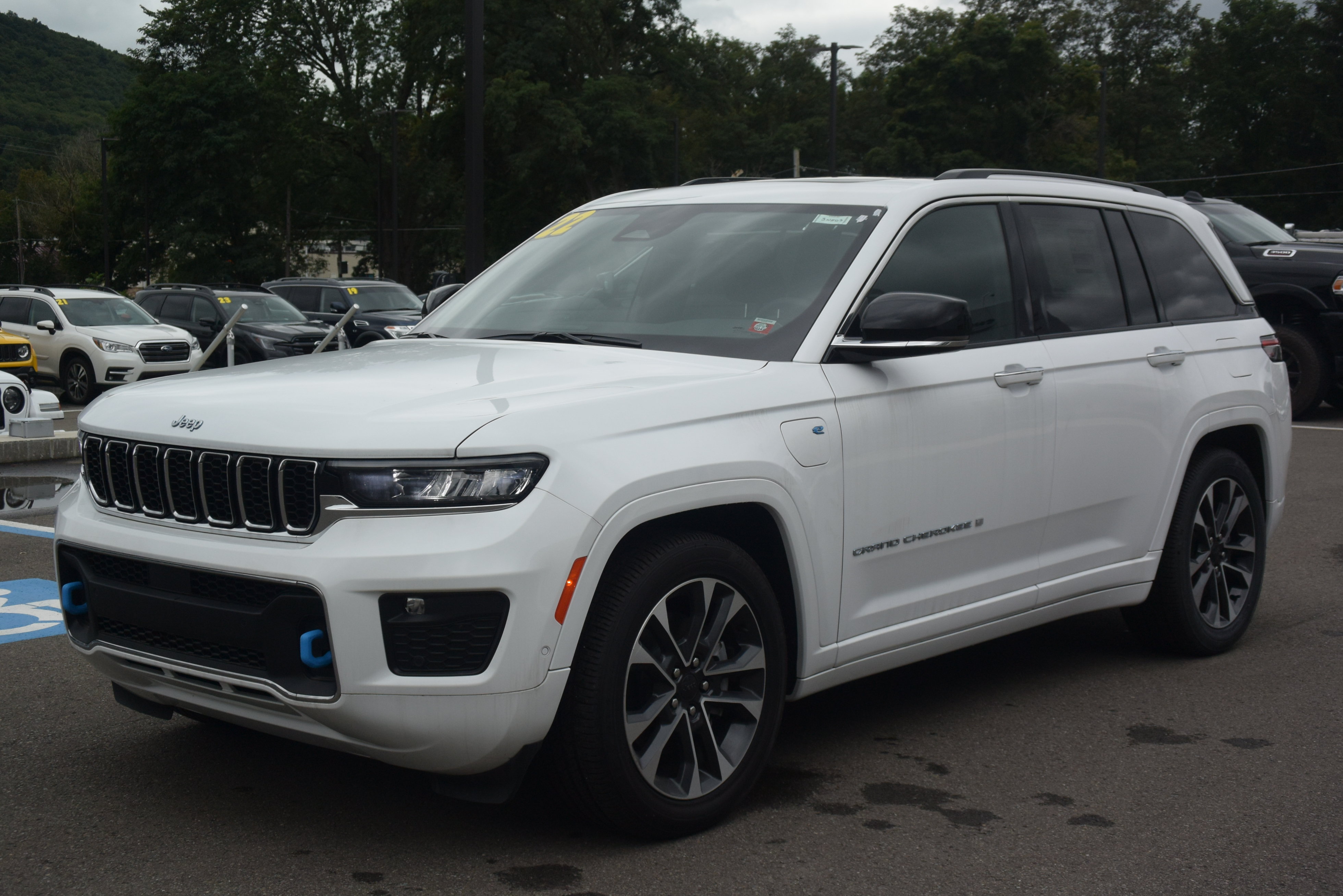 Used 2022 Jeep Grand Cherokee Overland AWD/4WD image 3