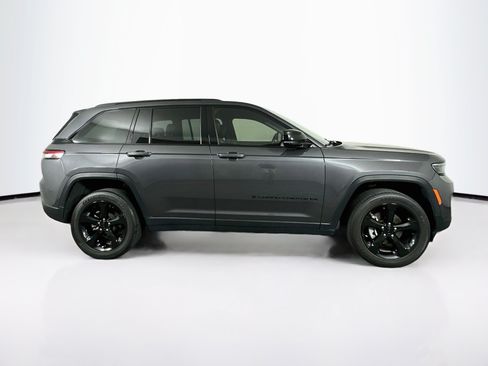 Used 2023 Jeep Grand Cherokee Altitude AWD/4WD image 10