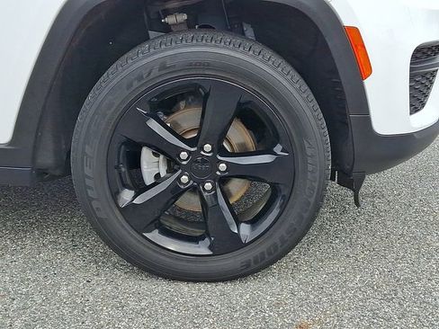 Used 2023 Jeep Grand Cherokee Altitude image 8