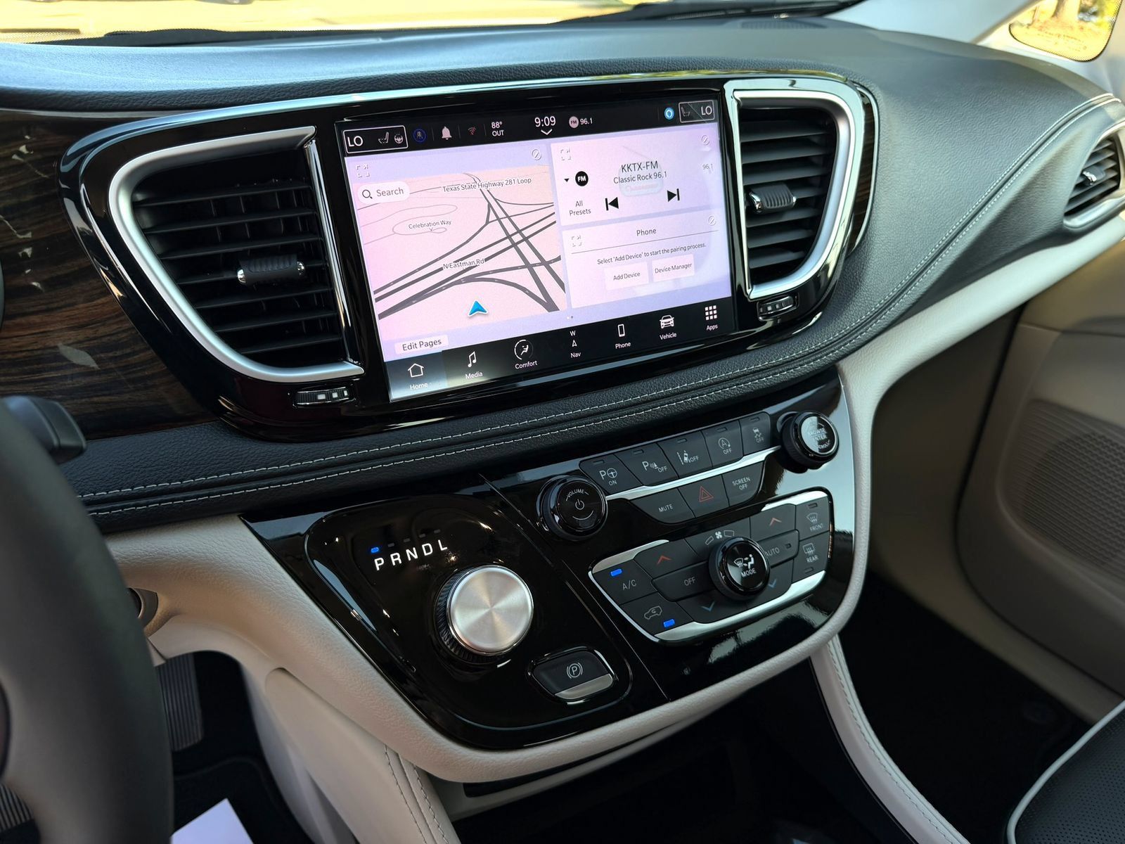 Used 2024 Chrysler Pacifica Limited AWD/4WD image 14
