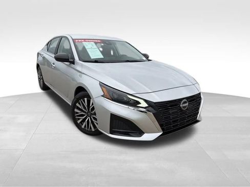 Used 2025 Nissan Altima 2.5 SV FWD image 3