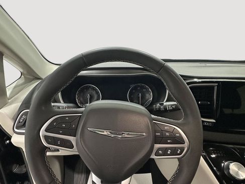 Used 2024 Chrysler Pacifica Touring-L FWD image 10