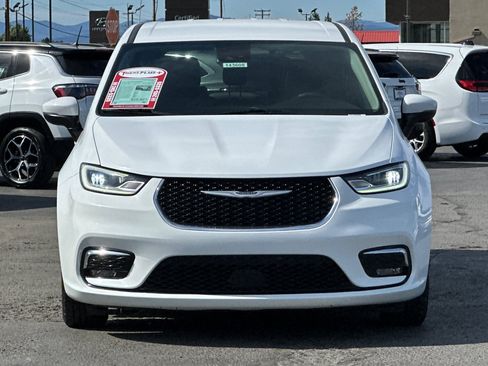 Used 2023 Chrysler Pacifica Touring-L FWD image 9