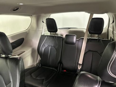 Certified 2024 Chrysler Pacifica Touring-L FWD image 13