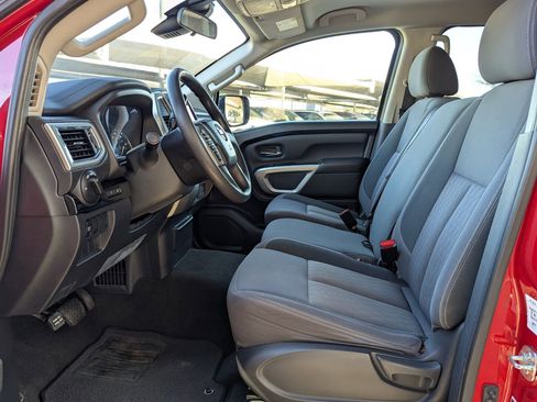 Used 2020 Nissan Titan SV image 10