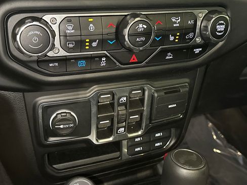 Used 2023 Jeep Wrangler Unlimited Sahara w/ Cold Weather Group AWD/4WD image 29