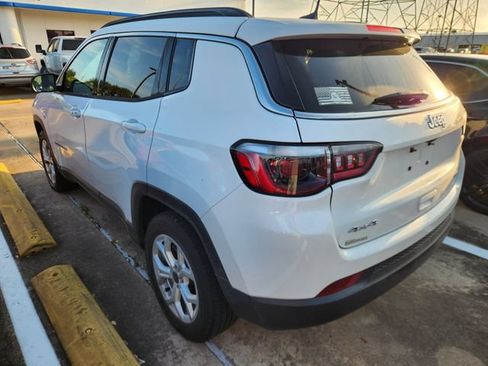 Used 2025 Jeep Compass Latitude AWD/4WD image 4